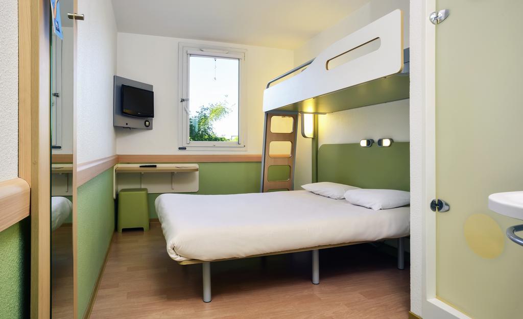 Triple Room One Double Bed One Bunk Bed,51645580:JPEG