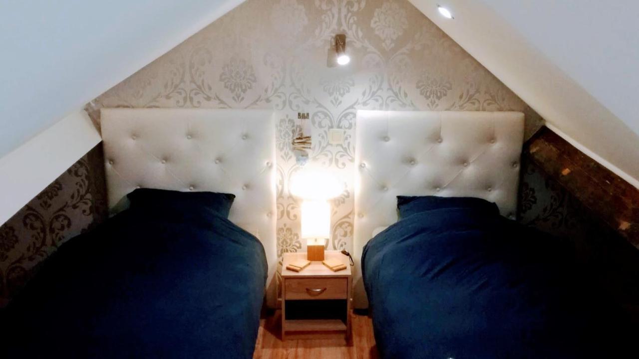 Tweepersoonskamer met 2 Aparte Bedden en Eigen Badkamer