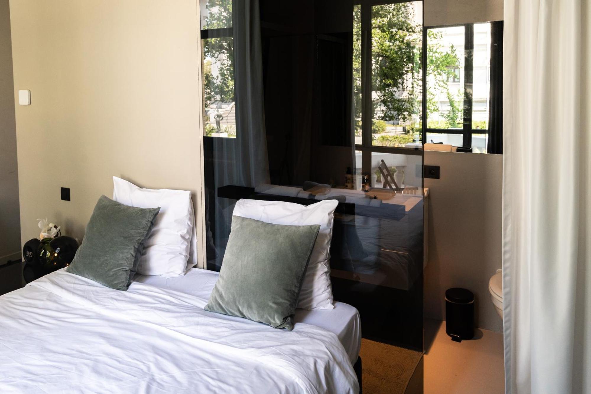 Zimmer mit Queensize-Bett und Balkon