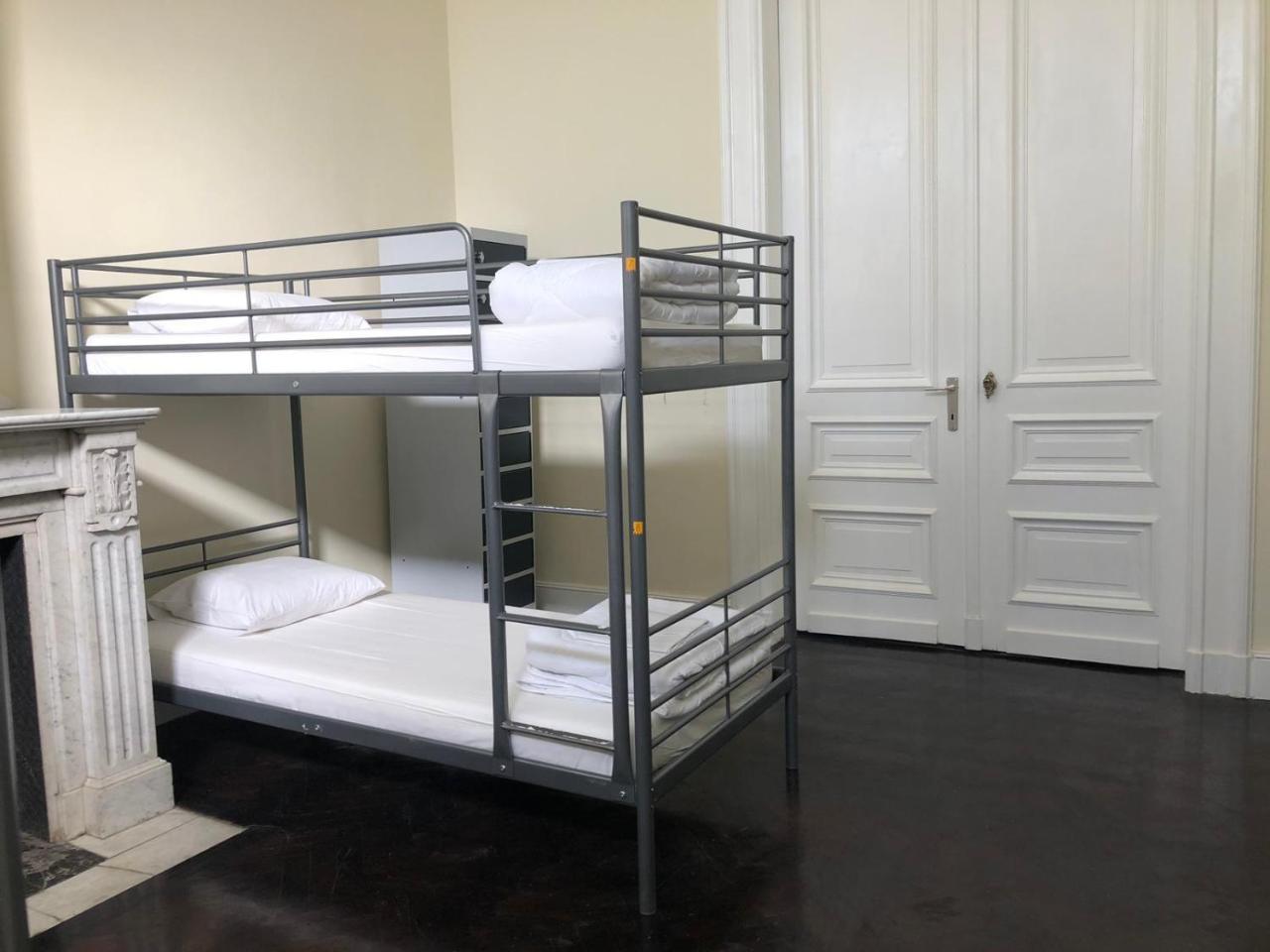 Dit is een bed in een vrouwenslaapzaal met 12 bedden.