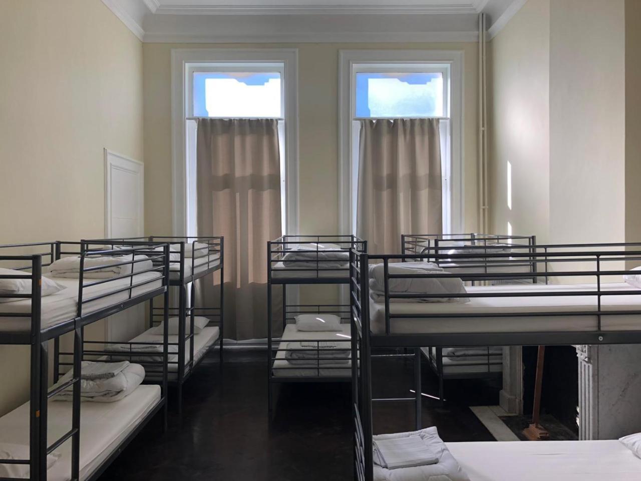 Bed in een Gemengde Slaapzaal met 12 Bedden