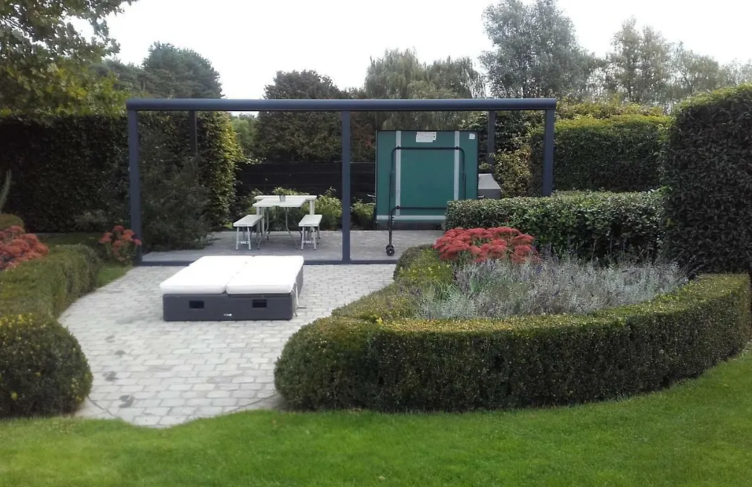 Guesthouse De Steenberg tweepersoonskamer met grote badkamer, kitchenette en tuinzicht op de eerste verdieping-1