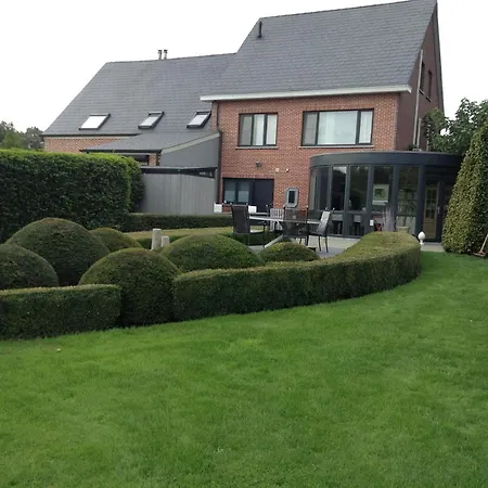 Guesthouse De Steenberg tweepersoonskamer met grote badkamer, kitchenette en tuinzicht op de eerste verdieping-2