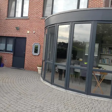 Guesthouse De Steenberg tweepersoonskamer met grote badkamer, kitchenette en tuinzicht op de eerste verdieping-3
