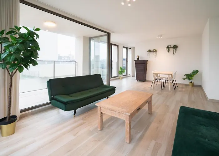Spacious City Retreat With Balcony Amberes