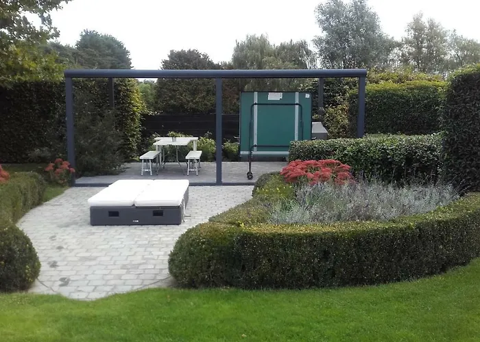 Guesthouse De Steenberg tweepersoonskamer met grote badkamer, kitchenette en tuinzicht op de eerste verdieping Geel